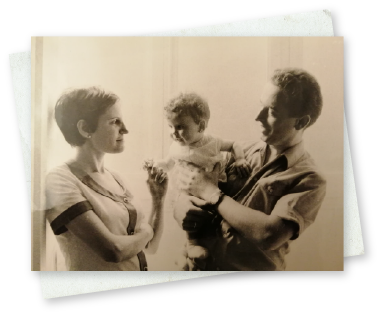 Fotografía antigua de una familia reunida junto a un bebé.