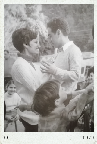 Fotografía antigua de una pareja bailando rodeada de familiares y niños.
